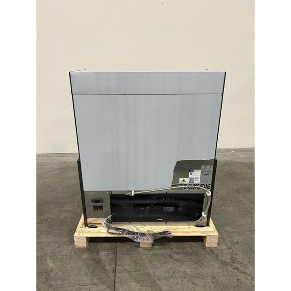 Scratch and Dent Avantco HAC-36-B 35 3/8" Black Horizontal Air Curtain Merchandiser with 1 Shelf and LED Lighting - 115V