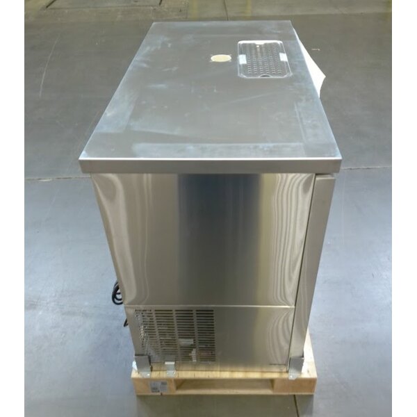 Scratch and Dent Avantco UDD-48-HC-S Double Tap Kegerator Beer Dispenser -Stainless Steel, (2) 1/2 Keg Capacity