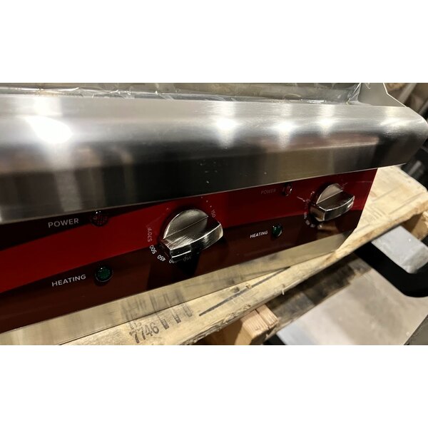 Scratch and Dent Avantco EG24N 24" Electric Countertop Griddle - 208/240V, 2675W-3560W