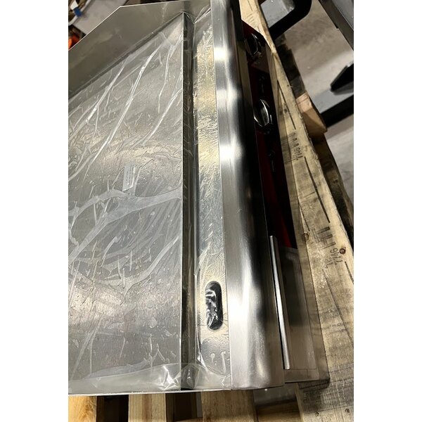 Scratch and Dent Avantco EG24N 24" Electric Countertop Griddle - 208/240V, 2675W-3560W