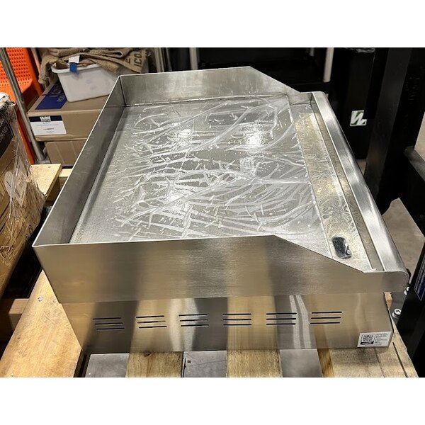 Scratch and Dent Avantco EG24N 24" Electric Countertop Griddle - 208/240V, 2675W-3560W