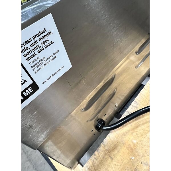 Scratch and Dent Avantco EG24N 24" Electric Countertop Griddle - 208/240V, 2675W-3560W