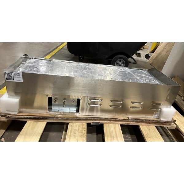 Scratch and Dent Avantco EG36N 36" Electric Countertop Griddle - 208/240V, 7488W-10080W