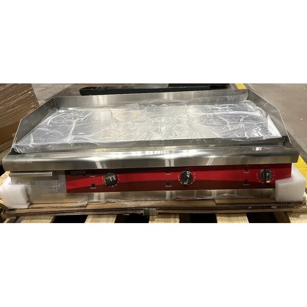 Scratch and Dent Avantco EG36N 36" Electric Countertop Griddle - 208/240V, 7488W-10080W