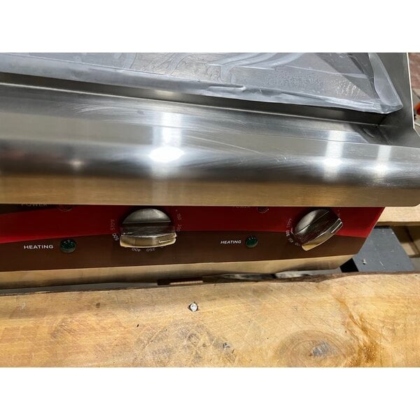 Scratch and Dent Avantco EG24N 24" Electric Countertop Griddle - 208/240V, 2675W-3560W