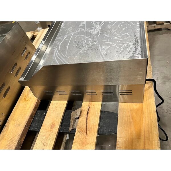 Scratch and Dent Avantco EG24N 24" Electric Countertop Griddle - 208/240V, 2675W-3560W