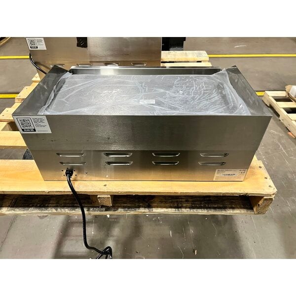 Scratch and Dent Avantco EG24N 24" Electric Countertop Griddle - 208/240V, 2675W-3560W