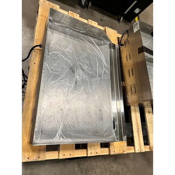 Scratch and Dent Avantco EG24N 24" Electric Countertop Griddle - 208/240V, 2675W-3560W