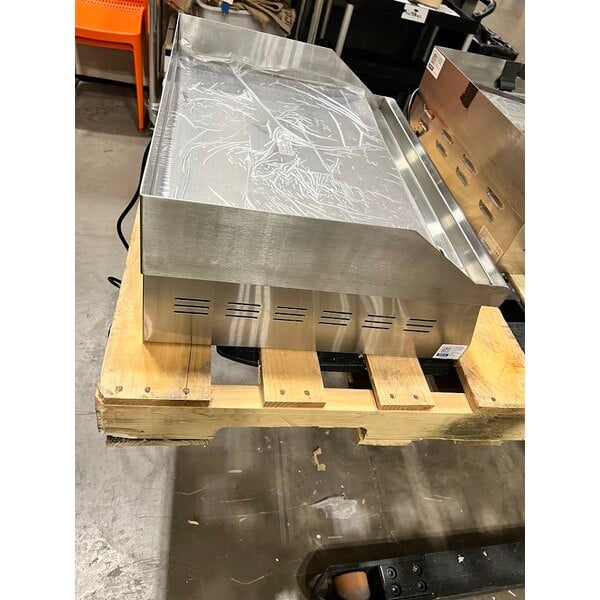 Scratch and Dent Avantco EG24N 24" Electric Countertop Griddle - 208/240V, 2675W-3560W