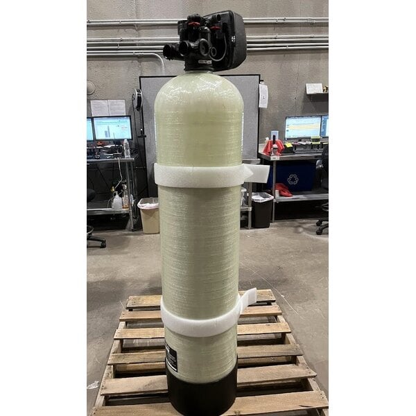 Scratch and Dent 3M Water Filtration Products CFSM1254 Vinylester Water Softener / Filtration System - 9 GPM