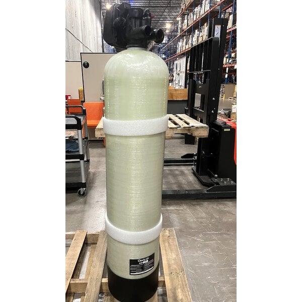 Scratch and Dent 3M Water Filtration Products CFSM1254 Vinylester Water Softener / Filtration System - 9 GPM