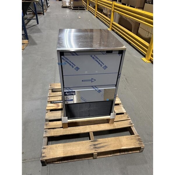 Scratch and Dent Avantco Ice Diamond EUC-F-160-A Air-Cooled Undercounter Full Cube Ice Machine with 44 lb. Bin - 159 lb., 115V