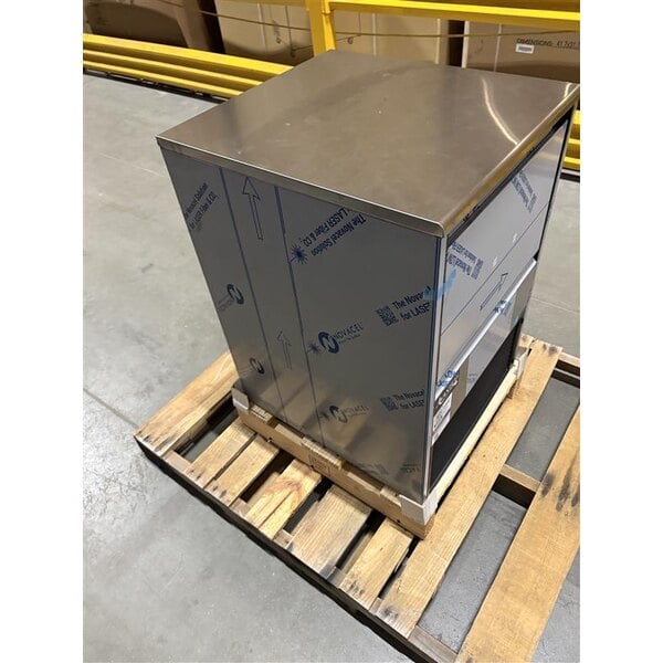Scratch and Dent Avantco Ice Diamond EUC-F-160-A Air-Cooled Undercounter Full Cube Ice Machine with 44 lb. Bin - 159 lb., 115V