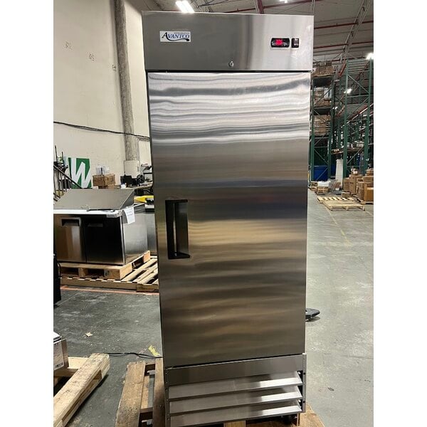 Scratch and Dent Avantco A-19R-HC 29" Solid Door Reach-In Refrigerator
