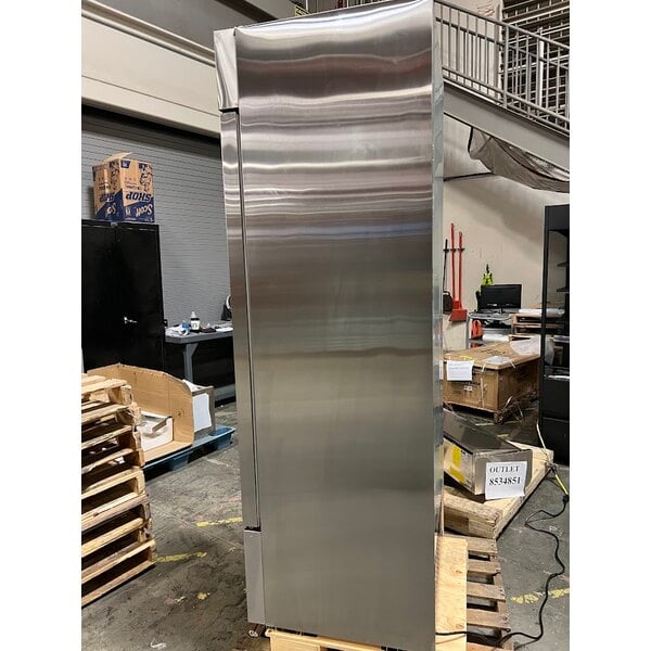 Scratch and Dent Avantco A-19R-HC 29" Solid Door Reach-In Refrigerator