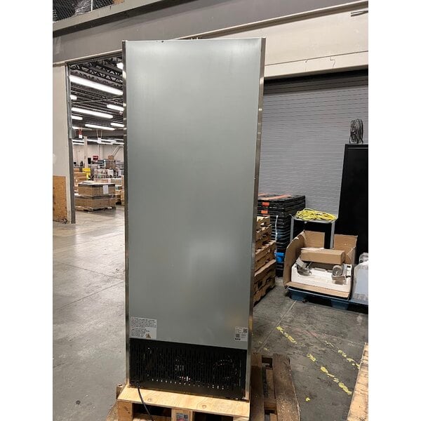 Scratch and Dent Avantco A-19R-HC 29" Solid Door Reach-In Refrigerator