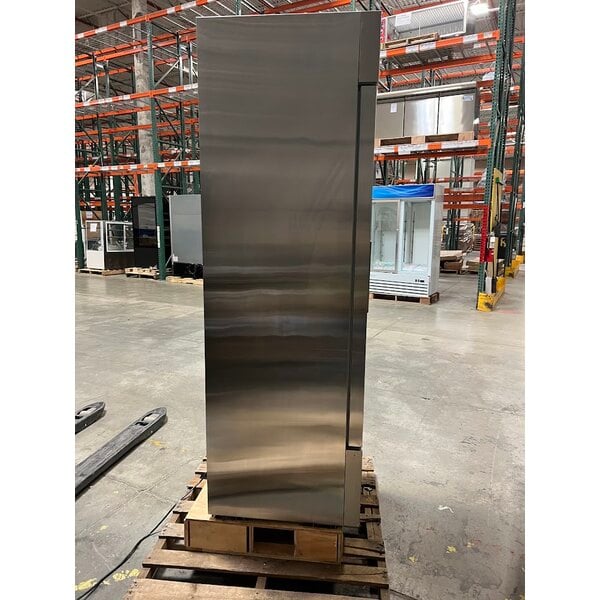 Scratch and Dent Avantco A-19R-HC 29" Solid Door Reach-In Refrigerator