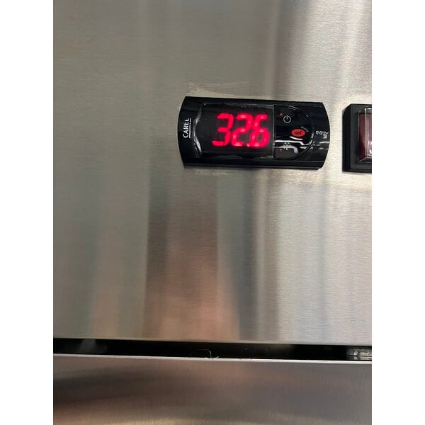 Scratch and Dent Avantco A-19R-HC 29" Solid Door Reach-In Refrigerator