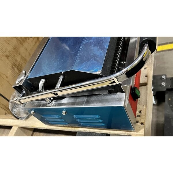 Scratch and Dent Avantco PG400 Commercial Dual Panini Sandwich Grill with Grooved Plates and 19 5/8" x 9 1/8" Cooking Surface - 120V, 3500W