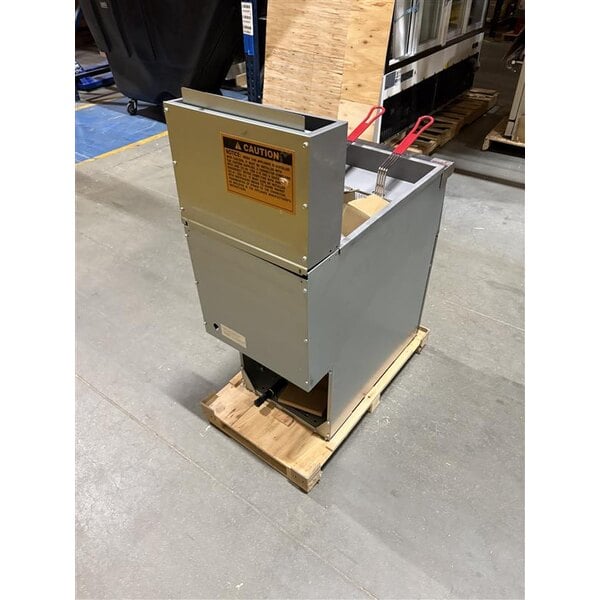 Scratch and Dent Avantco FF50 Natural Gas 50 lb. Stainless Steel Floor Fryer - 120,000 BTU