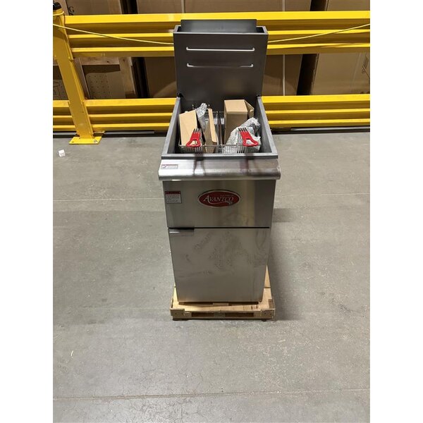 Scratch and Dent Avantco FF50 Natural Gas 50 lb. Stainless Steel Floor Fryer - 120,000 BTU