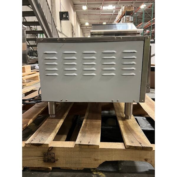 Scratch and Dent Avantco DPO-18-S Single Deck Countertop Pizza/Bakery Oven - 1700W, 120V