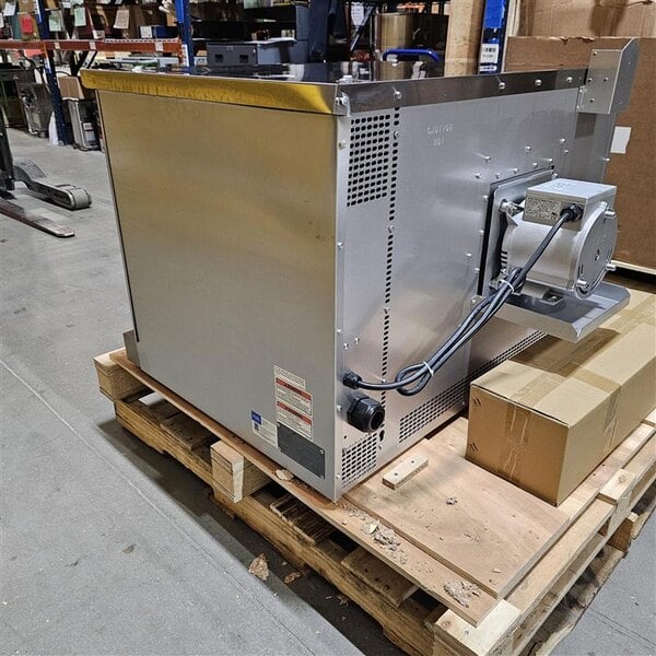 Scratch and Dent MainStreet Equipment EC1-C Single Deck Electric Full Size Convection Oven with Legs - 208V, 3 / 1 Phase, 11 kW