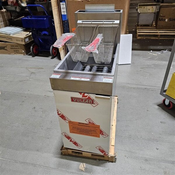 Scratch and Dent Vulcan LG300-1 35-40 lb. Natural Gas Floor Fryer - 90,000 BTU