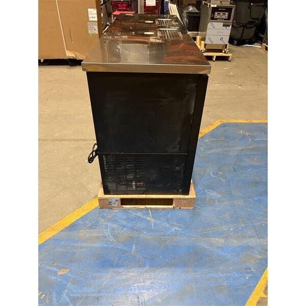 Scratch and Dent Avantco UDD-72-HC (2) Double Tap Kegerator Beer Dispenser - Black, (3) 1/2 Keg Capacity