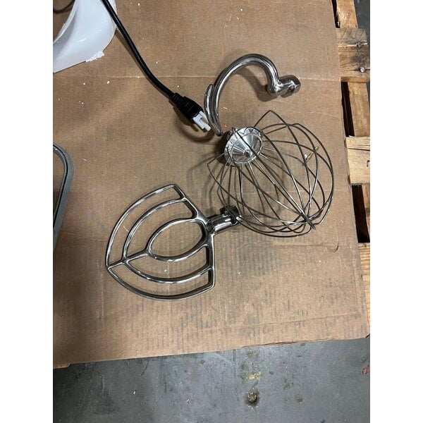 Scratch and Dent Avantco MIX8WH White 8 Qt. Bowl Lift Countertop Mixer with Standard Accessories - 120V, 4/5 hp