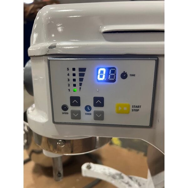 Scratch and Dent Avantco MIX8WH White 8 Qt. Bowl Lift Countertop Mixer with Standard Accessories - 120V, 4/5 hp