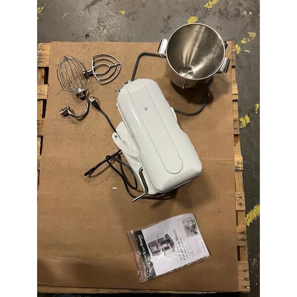 Scratch and Dent Avantco MIX8WH White 8 Qt. Bowl Lift Countertop Mixer with Standard Accessories - 120V, 4/5 hp