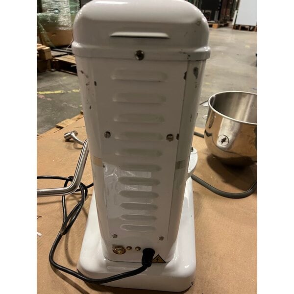 Scratch and Dent Avantco MIX8WH White 8 Qt. Bowl Lift Countertop Mixer with Standard Accessories - 120V, 4/5 hp