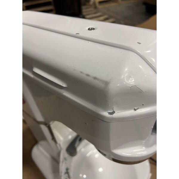 Scratch and Dent Avantco MIX8WH White 8 Qt. Bowl Lift Countertop Mixer with Standard Accessories - 120V, 4/5 hp