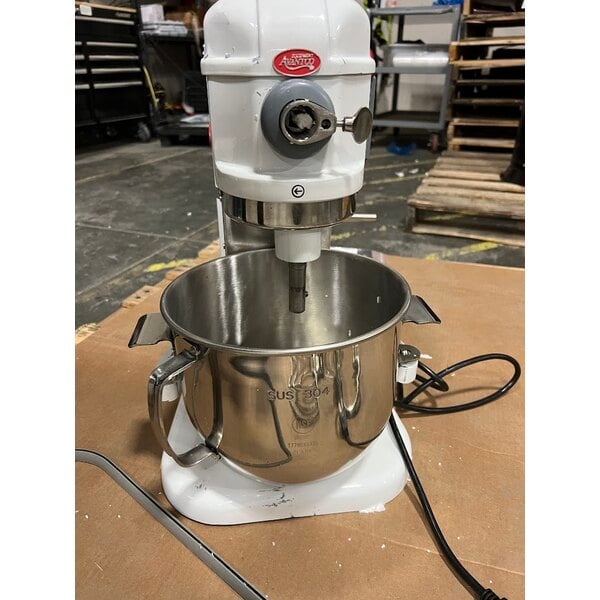 Scratch and Dent Avantco MIX8WH White 8 Qt. Bowl Lift Countertop Mixer with Standard Accessories - 120V, 4/5 hp
