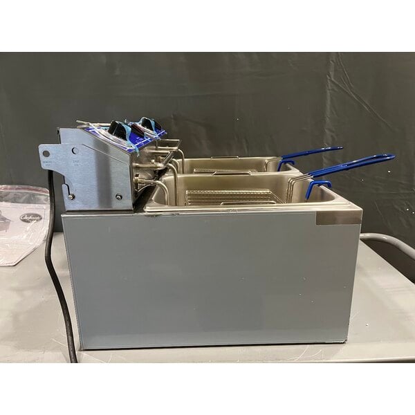 Scratch and Dent Globe PF32E 32 lb. Dual Tank Electric Countertop Fryer