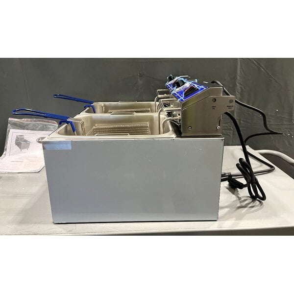 Scratch and Dent Globe PF32E 32 lb. Dual Tank Electric Countertop Fryer