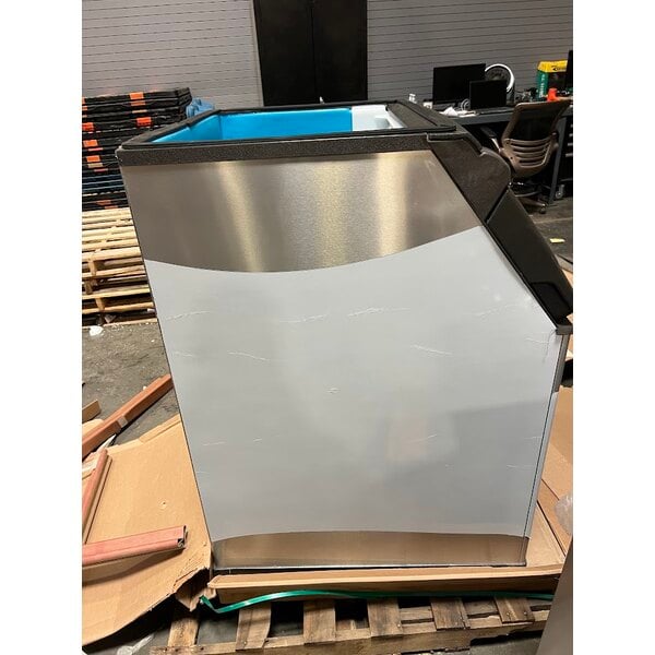 Scratch and Dent Manitowoc D-570 Ice Storage Bin - 532 lb.