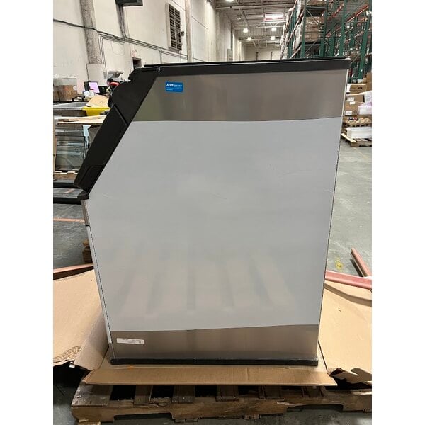 Scratch and Dent Manitowoc D-570 Ice Storage Bin - 532 lb.