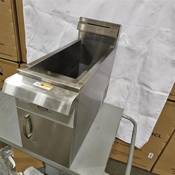 Scratch and Dent Cooking Performance Group FCPG15 Natural Gas 15 lb. Countertop Fryer - 26,500 BTU