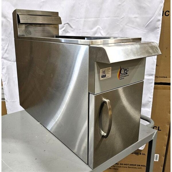 Scratch and Dent Cooking Performance Group FCPG15 Natural Gas 15 lb. Countertop Fryer - 26,500 BTU