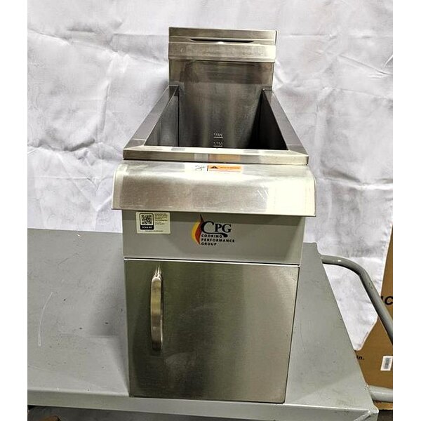 Scratch and Dent Cooking Performance Group FCPG15 Natural Gas 15 lb. Countertop Fryer - 26,500 BTU