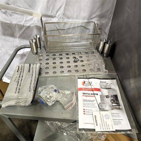 Scratch and Dent Cooking Performance Group FCPG15 Natural Gas 15 lb. Countertop Fryer - 26,500 BTU