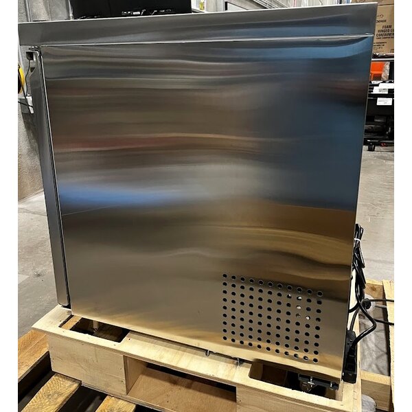 Scratch and Dent Avantco SS-UC-27R-HC 27" Undercounter Refrigerator
