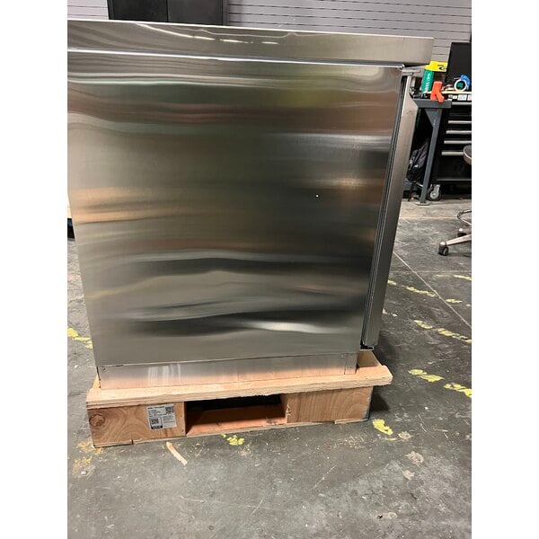 Scratch and Dent Avantco ZUC-48R-HC 48" Front Breathing Undercounter Refrigerator