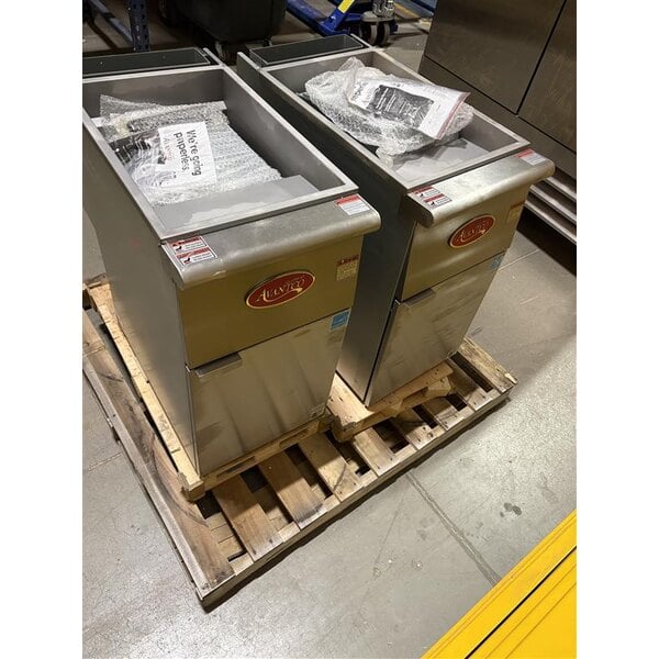 Scratch and Dent Avantco F4-ES-N 45-50 lb. Natural Gas Stainless Steel Floor Fryer - 85,000 BTU