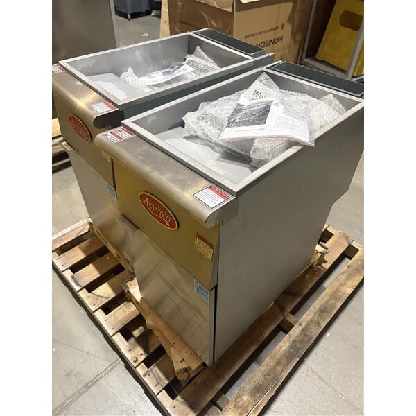 Scratch and Dent Avantco F4-ES-N 45-50 lb. Natural Gas Stainless Steel Floor Fryer - 85,000 BTU