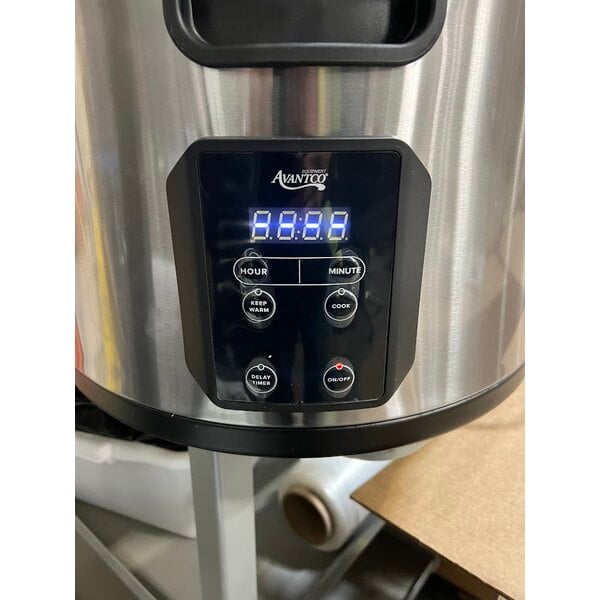 Scratch and Dent Avantco RCSB90 90 Cup (45 Cup Raw) Digital Electric Rice Cooker / Warmer with Hinged Lid - 240V, 2,500W