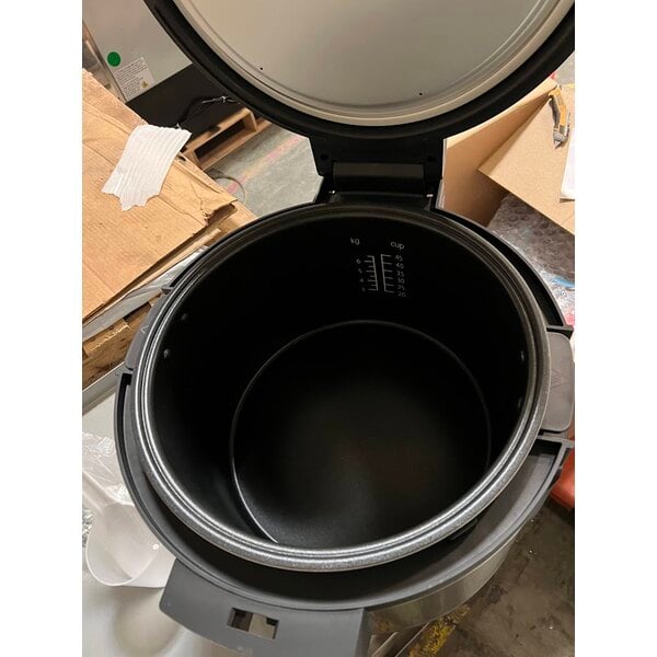 Scratch and Dent Avantco RCSB90 90 Cup (45 Cup Raw) Digital Electric Rice Cooker / Warmer with Hinged Lid - 240V, 2,500W