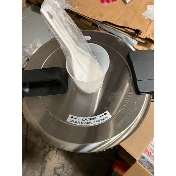 Scratch and Dent Avantco RCSB90 90 Cup (45 Cup Raw) Digital Electric Rice Cooker / Warmer with Hinged Lid - 240V, 2,500W